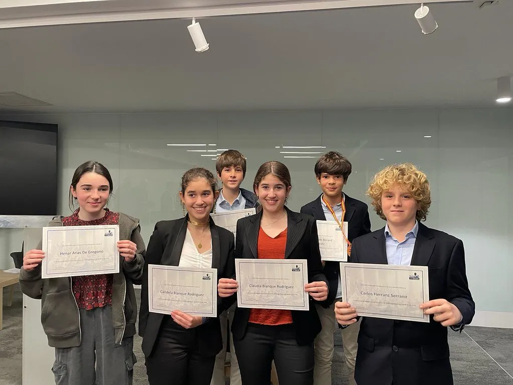 Alumnos del Paraíso con sus diplomas de participación