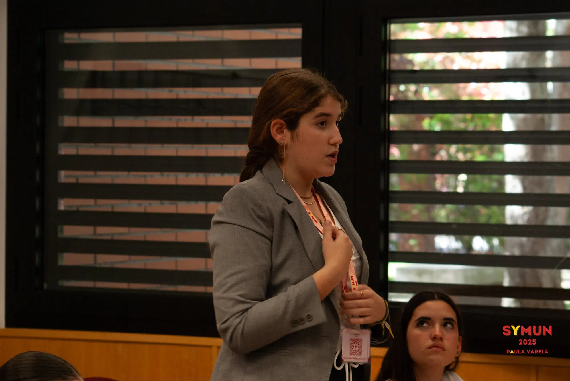 Una alumna del Paraíso interviene ante su comité en SYMUN 2025